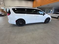 Used 2025  Chrysler Pacifica Limited FWD at Maxx Loans near St&period; Adrian&comma; MI