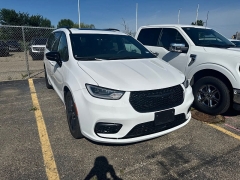 Used 2025  Chrysler Pacifica Limited FWD at Maxx Loans near St&period; Adrian&comma; MI