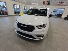 Used 2026  Chrysler Pacifica Select FWD at Maxx Loans near St&period; Adrian&comma; MI