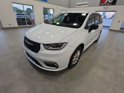 Used 2026 Chrysler Pacifica Select FWD at MaxxLoansUSA near St. Adrian, MI