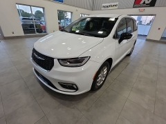 2026 Chrysler Pacifica Select FWD at Maxx Loans near St&period; Adrian&comma; MI