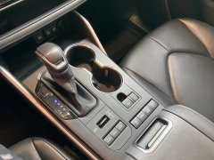 Used 2020 Toyota Highlander 4d SUV AWD XLE at Suburban Ford of Sterling Heights near Sterling Heights, MI