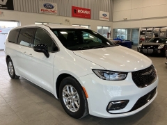 Used 2025  Chrysler Pacifica Select FWD at Maxx Loans near St. Adrian, MI