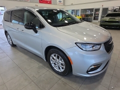 Used 2024  Chrysler Pacifica Touring L FWD at Maxx Loans near St&period; Adrian&comma; MI