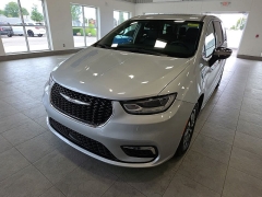  2023 Chrysler Pacifica Hybrid Limited FWD at Maxx Loans near St&period; Adrian&comma; MI