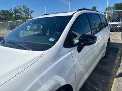 Used 2025  Chrysler Pacifica Limited FWD at Maxx Loans near St&period; Adrian&comma; MI