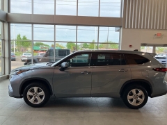 Used 2022 Toyota Highlander LE FWD at Suburban Ford of Sterling Heights near Sterling Heights, MI