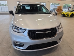 Used 2024  Chrysler Pacifica Touring L FWD at Maxx Loans near St&period; Adrian&comma; MI