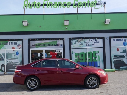 2017 Toyota Camry SE's photo