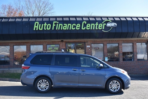 2015 Toyota Sienna XLE's photo