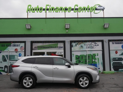 2023 Toyota Highlander LE's photo